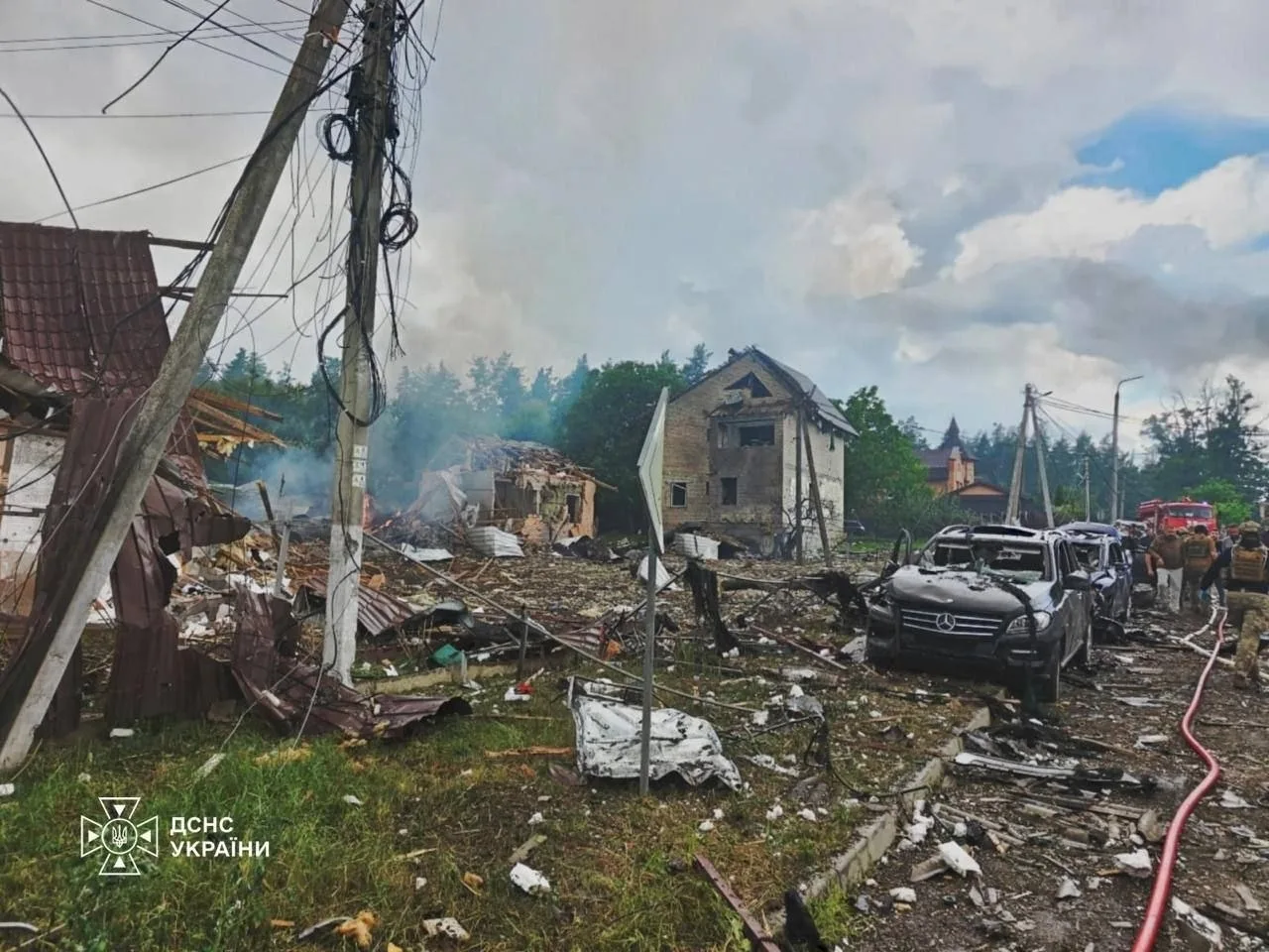 Сообщается 10 человек погибло, более 100 получили ранения в результате удара по выставк...