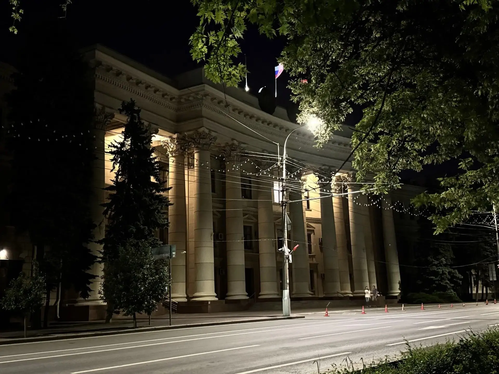 В Волгограде после атаки БПЛА 2 октября загорелся многоквартирный дом, ранен мирный житель