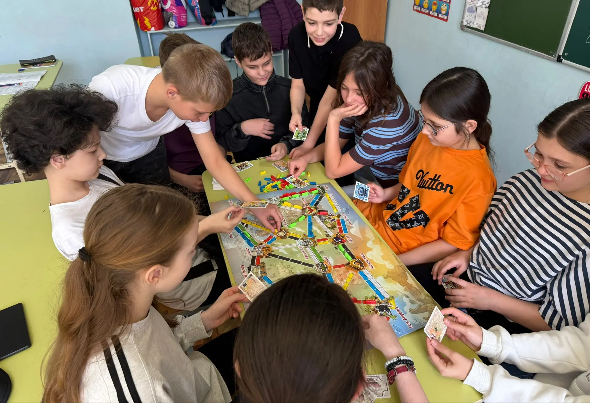 Каникулы с пользой: настольные игры объединяют и развивают! 🌍  Ребята провели время за увлекательной