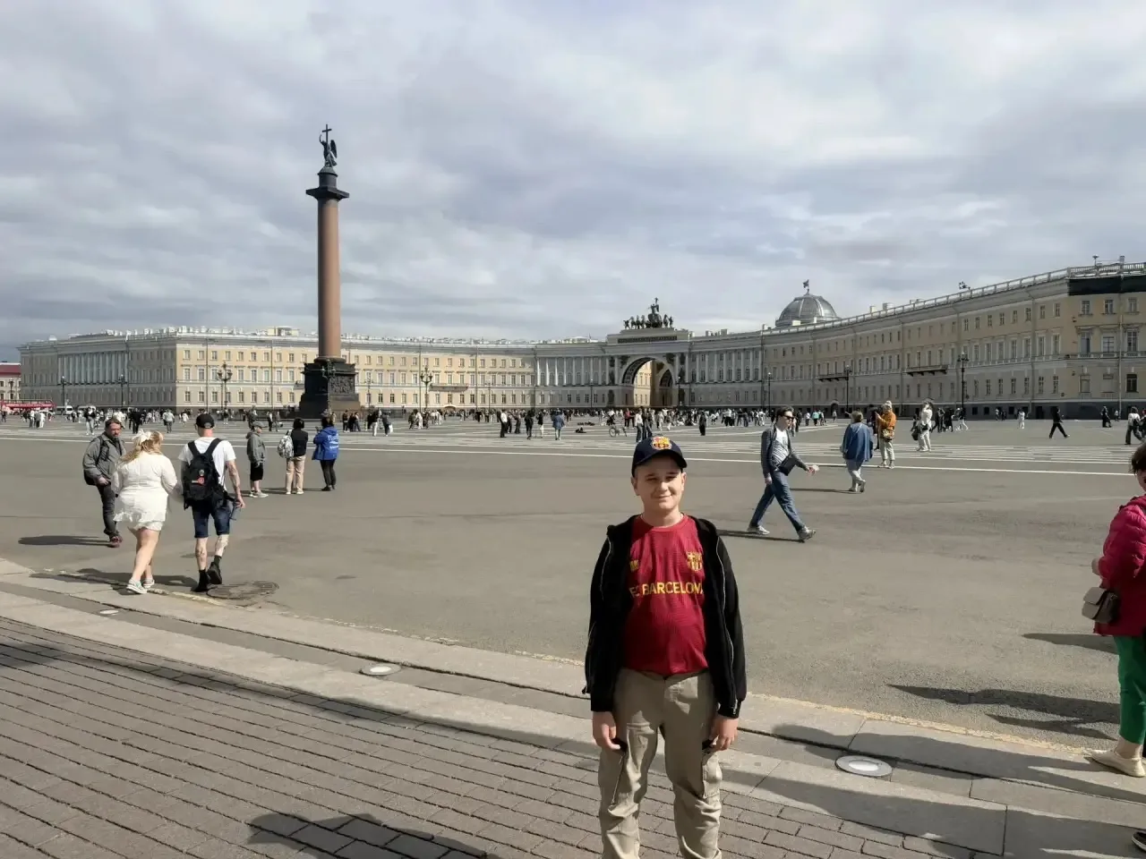 Мечта Кирилла сбылась — он в Санкт‑Петербурге!

Сначала Кирилл пришёл к знаковому зданию — здесь нах