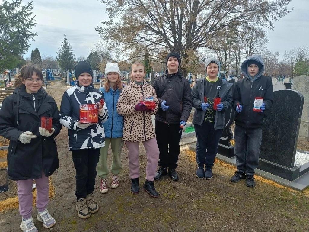 СУББОТНИК ПАМЯТИ ⭐⭐⭐⭐⭐⭐⭐⭐ Говорят, человек жив, пока о нем помнят. 🎓Ученики школы №3 доказали это де