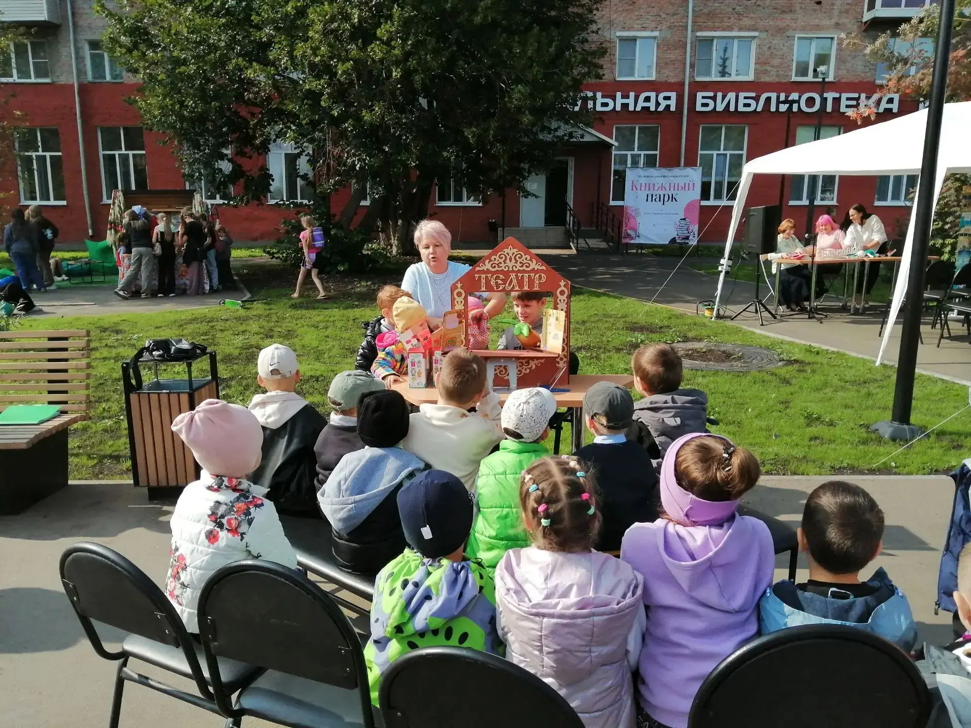 Сегодня ребята из нашего детского сада, побывали на открытии "Книжного парка" который р...