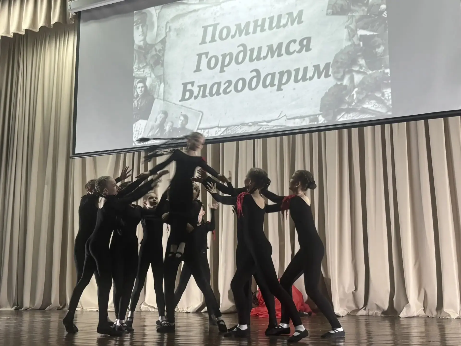🇷🇺Вспоминая подвиги героев  В честь приближающегося Дня Победы наш образовательный центр провел торж