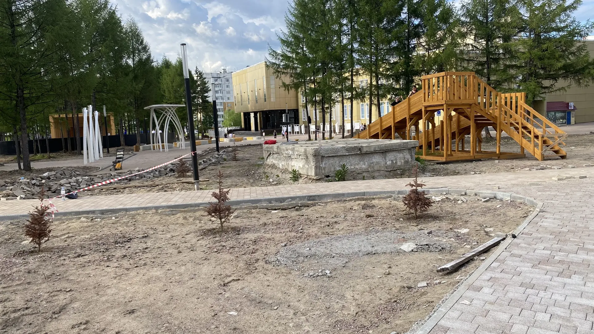 Идет гарантийный или какой-то еще) ремонт дорожной плитки в парке «Культурный»
