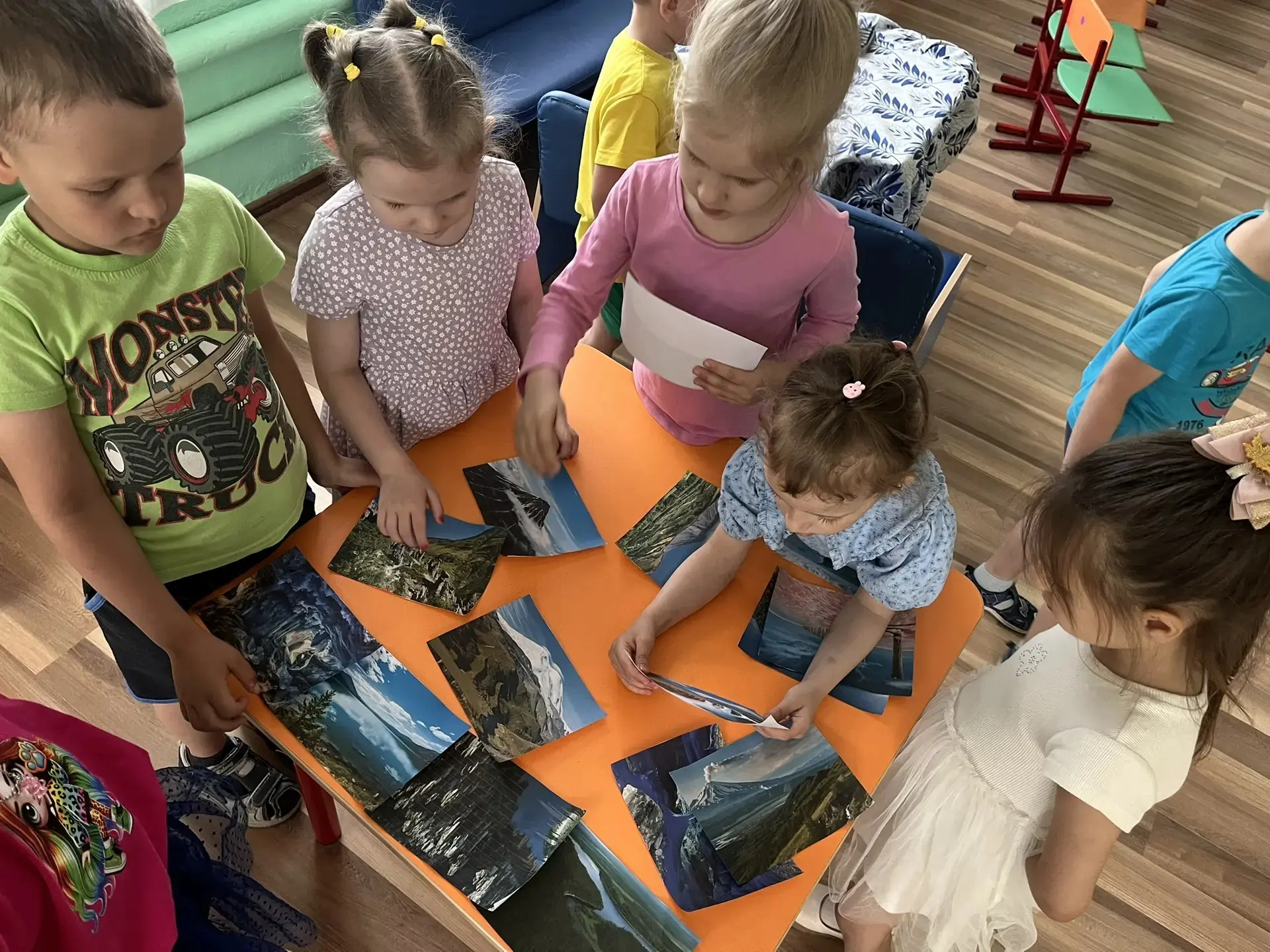 «Мы — Россияне»: День Рождения страны в старшей группе

Ребята из старшей группы отправились в больш