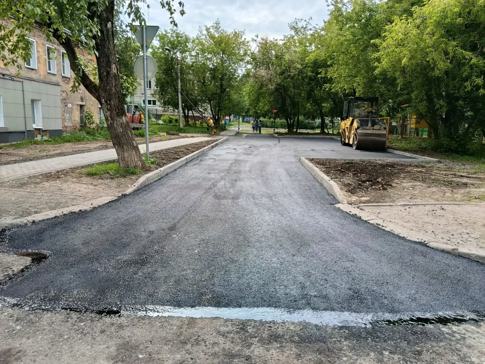 В Кирове продолжаются работы по ремонту дорог, ведущих к образовательным учреждениям, а...