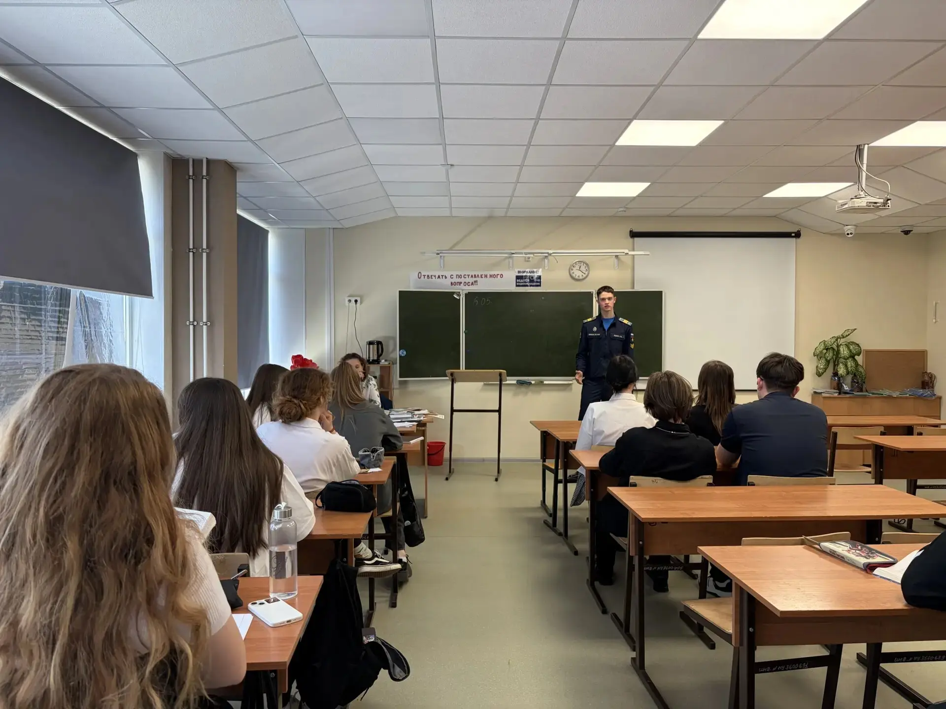 УРОК МУЖЕСТВА.  6 мая  наш выпускник, а сейчас курсант 3 курса 5 факультета (радиоэлектронной борьбы
