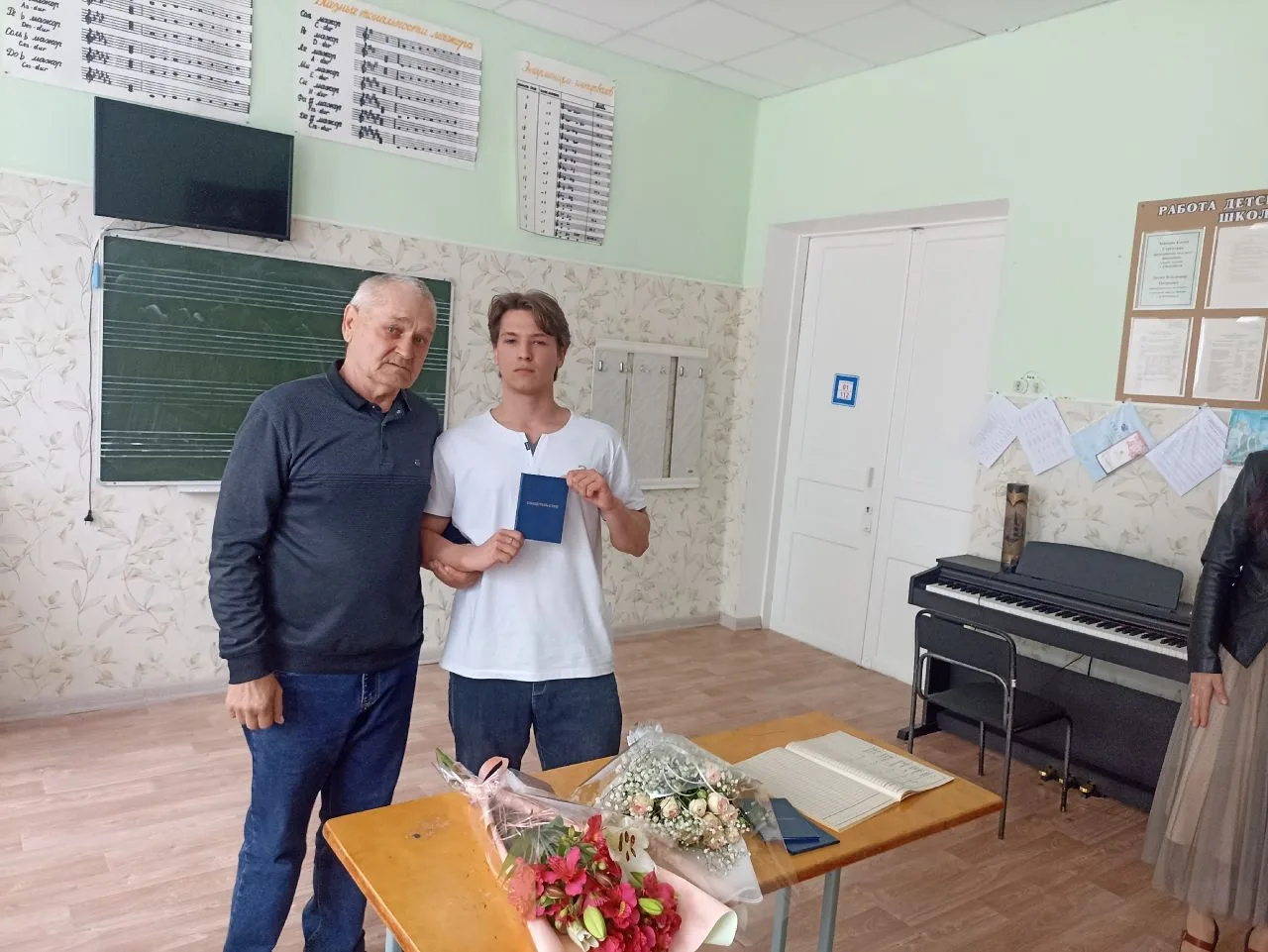 В музыкальной школе состоялось торжественное мероприятие. Выпускникам были вручены свид...