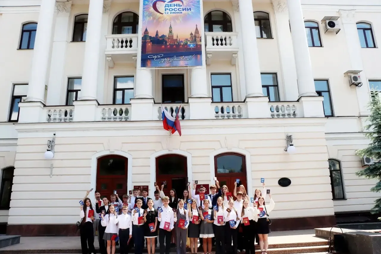 🤍💙♥️В преддверии главного государственного праздника – Дня России – юным жителям региона по традиц