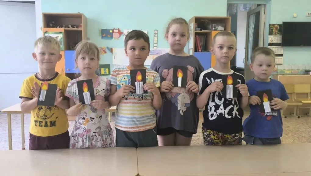 Вчера в старшей группе N 10 «Улыбка» прошло тематическое занятие, посвящённое Дню памяти и скорби. С
