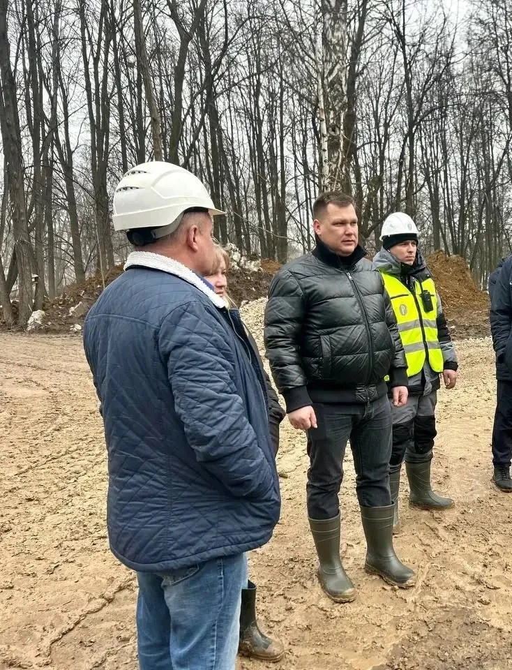 С НАШИМ МЭРОМ И МОРЕ ПО КОЛЕНО!  Мэр Рязани Борис Ясинский держит руку на пульсе перед наступлением 