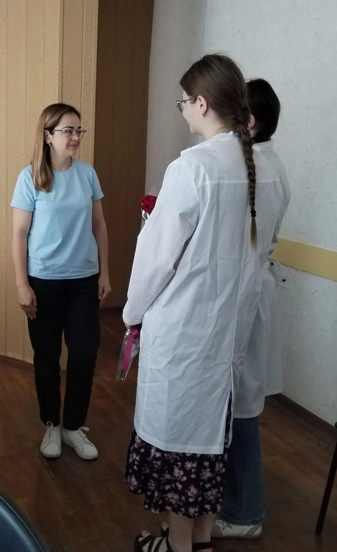 Обучающиеся медицинских классов🩺 нашей школы🏫 поздравили с Днём медицинского работника главного вр