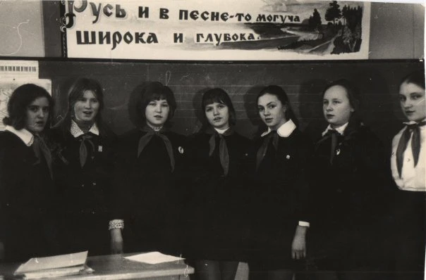 Шестидесятые. На уроке пения.