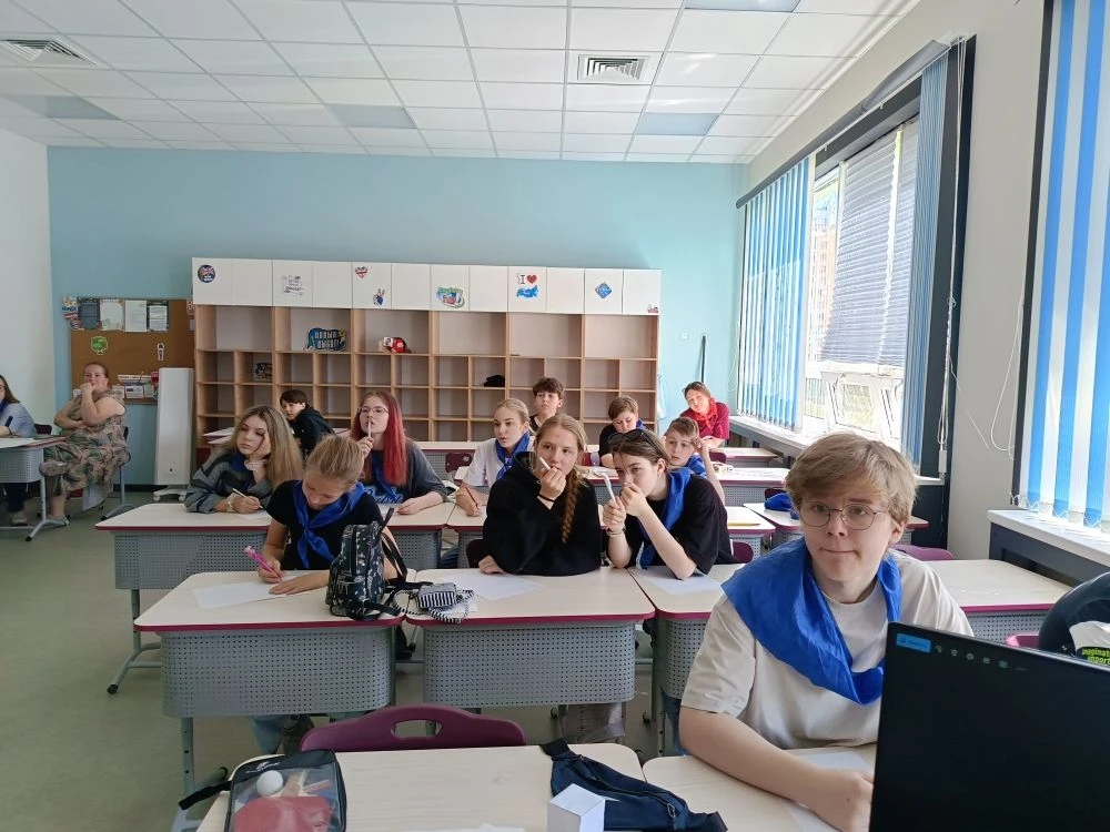 В школе № 564 начались занятия по журналистике для ребят из летнего городского лагеря.