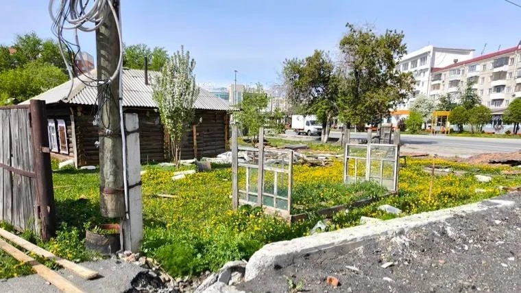 Возле ЦПКиО в Кургане сн еще несколько заброшенных домов.   На Карельцева рабочие разобрали и вывезл