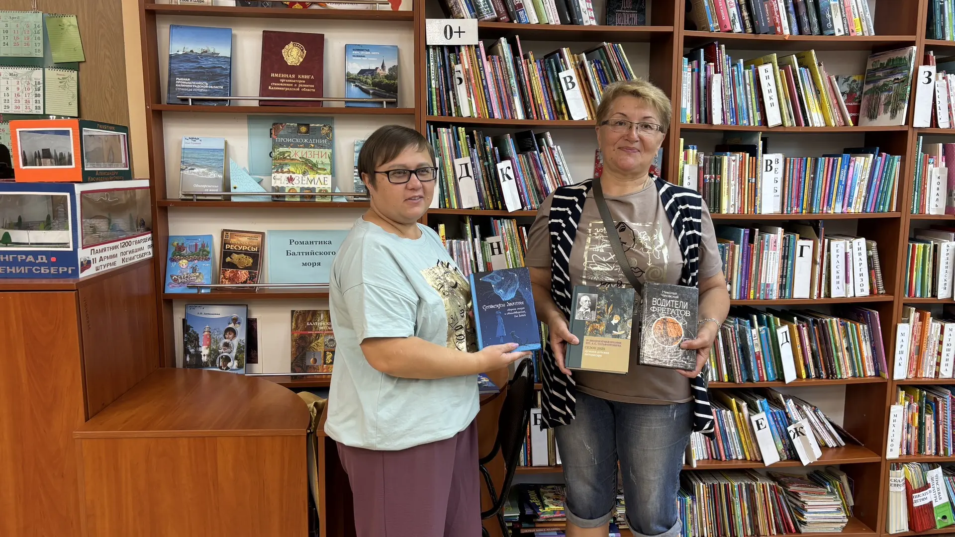 Добрый день! Я вручила книги в библиотеку поселка😄🙌