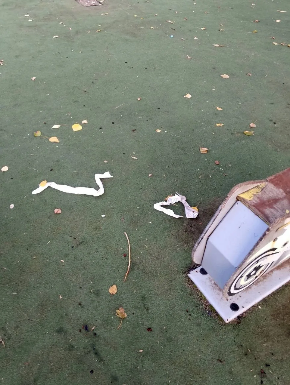 Вот так жители города относятся к детским площадкам.