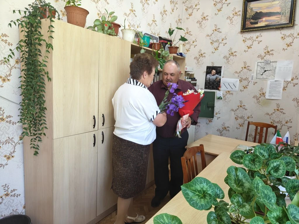 Уважаемая Майя Николаевна! 
От всей души поздравляем Вас с замечательным юбилеем! 
Ваш труд — это не