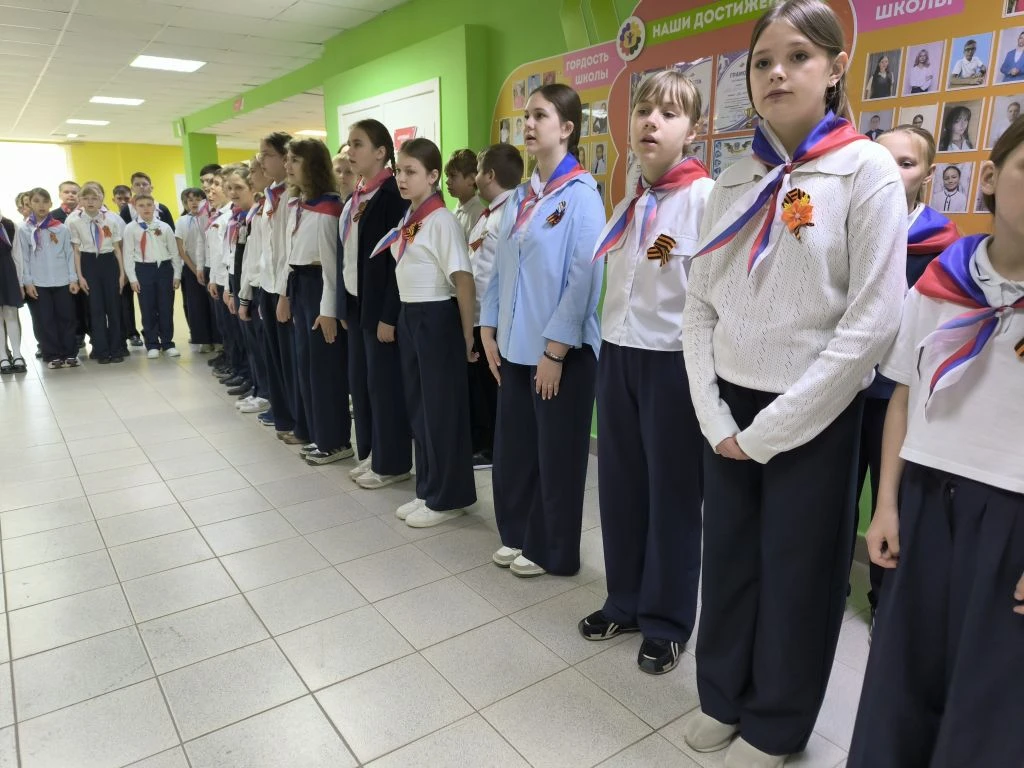 На этой неделе чести вынести флаг удостоилась юнармейцы 11в класса.  На традиционном построении учащ