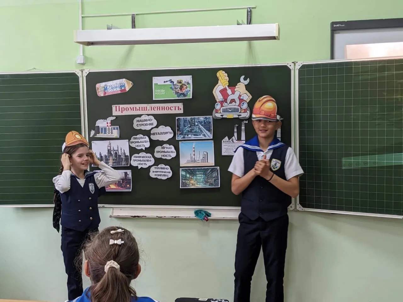 🧑‍🏫Традиции, которые объединяют: наше утро в школе! 🇷🇺✨  Понедельник в нашей школе начался торжестве