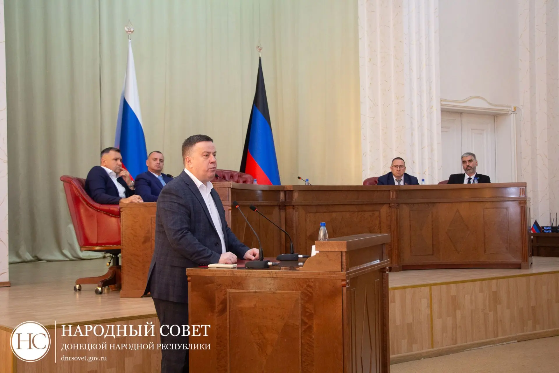 Принял участие в 97-м пленарном заседании Народного Совета ДНР.