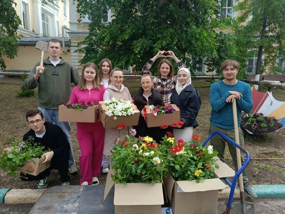 Молодежный актив ППО СГКБ СМП организовал экологическую акцию «Терапия красотой»

Молодые сотрудники