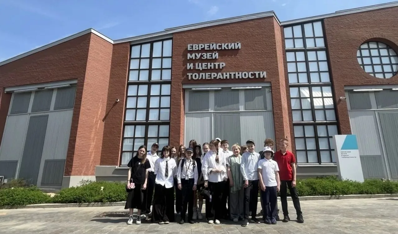 Москва и москвичи  Ребята 6-Б вместе с классным руководителем Людмилой Владимировной  Колпаковой и с