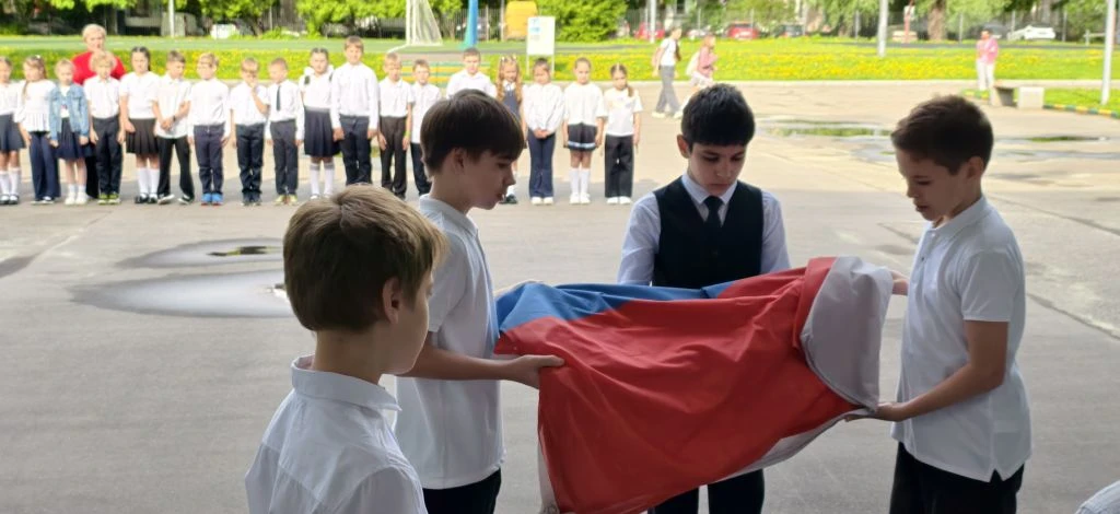 ЦЕРЕМОНИЯ ПОДНЯТИЯ ФЛАГА  🇷🇺 Новая учебная неделя по традиции началась с торжественной церемонии под