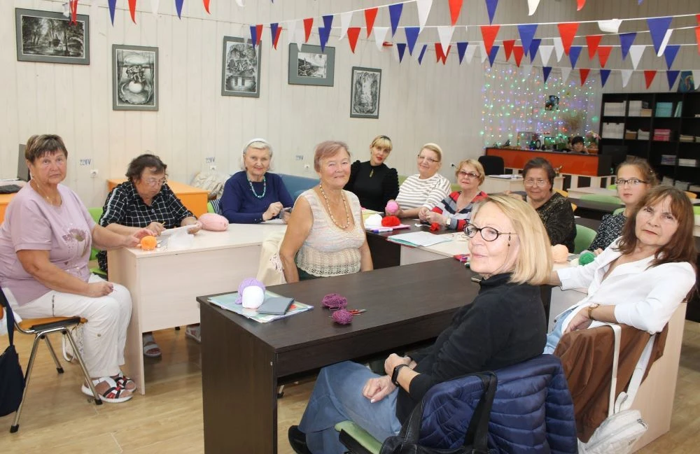 Участницы клуба вязания крючком «Дива», собравшиеся 7 октября в Баллионовской библиотек...