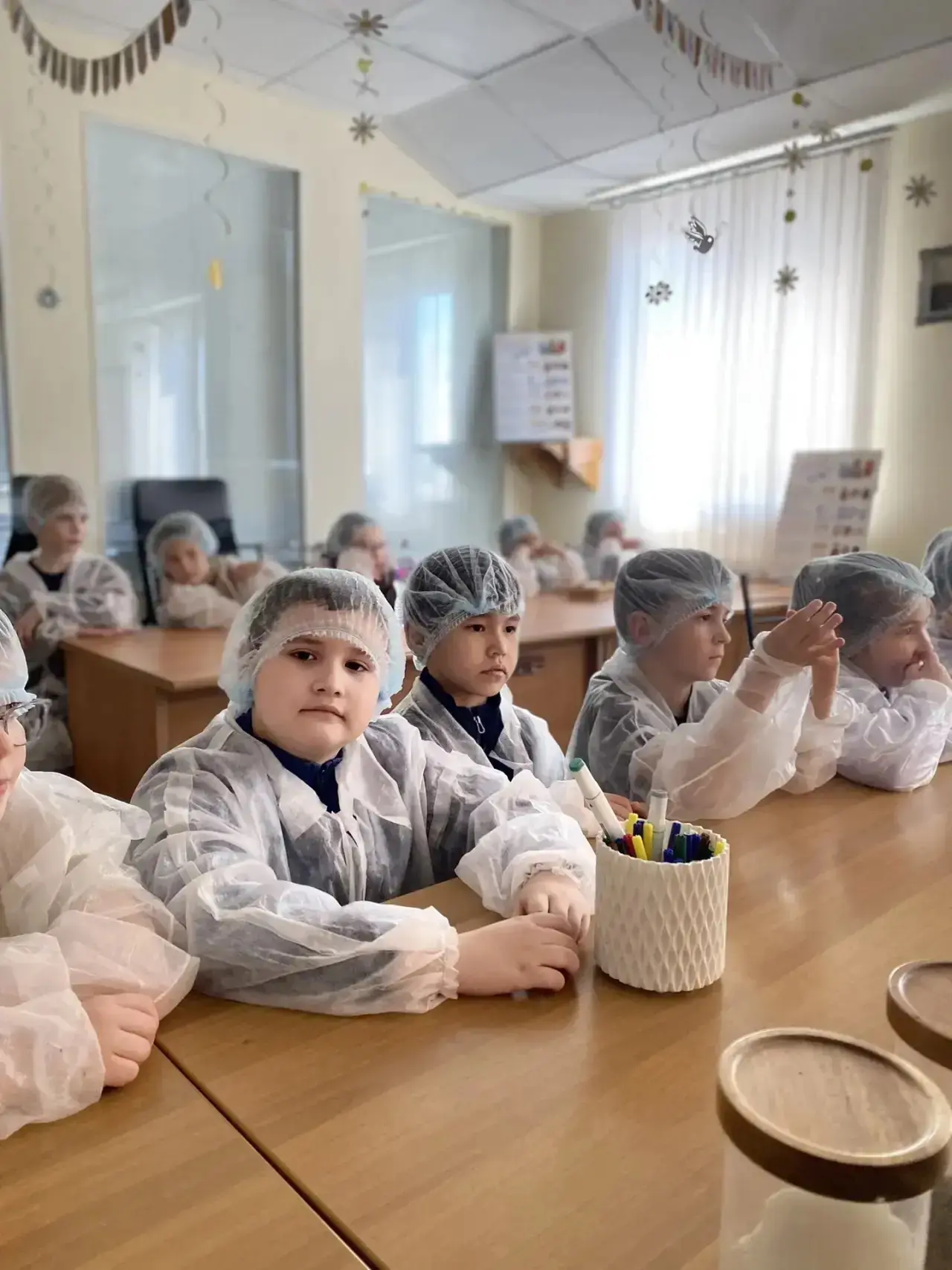 25 апреля обучающиеся 1Г и 2Д классов посетили шоколадную фабрику «Волшебница».  Ребята познакомилис