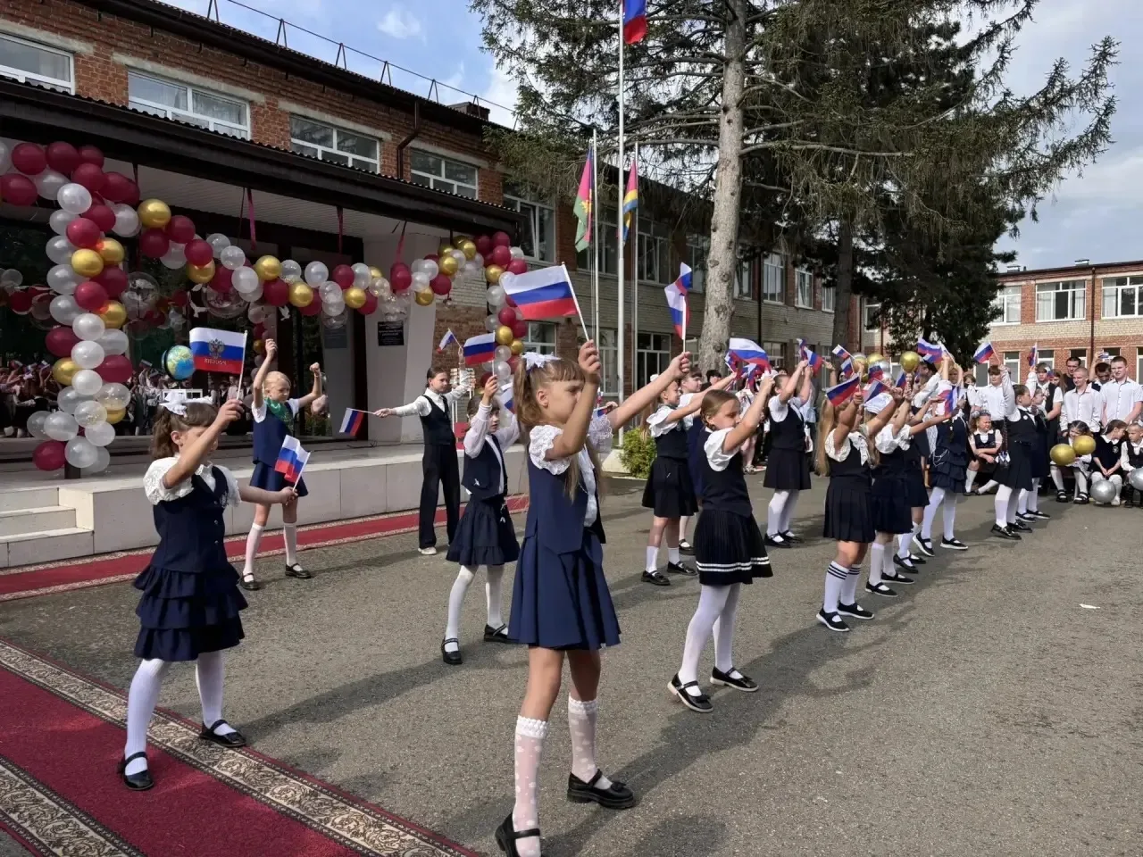 Вот и прозвучал последний школьный звонок... 🔔  За спиной остались годы открытий, побед, веселых пер