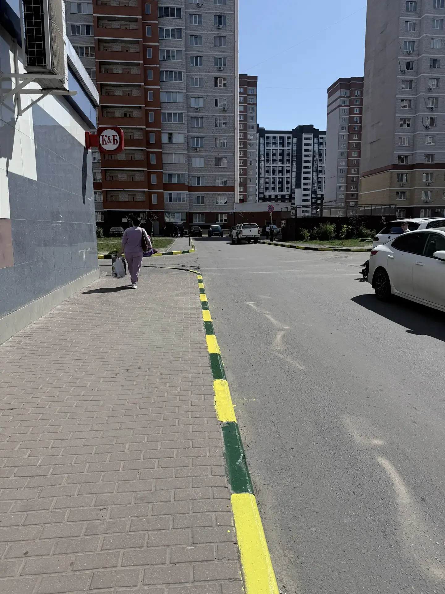 Окрашивание бордюров проспект Станке Димитрова 67🌇