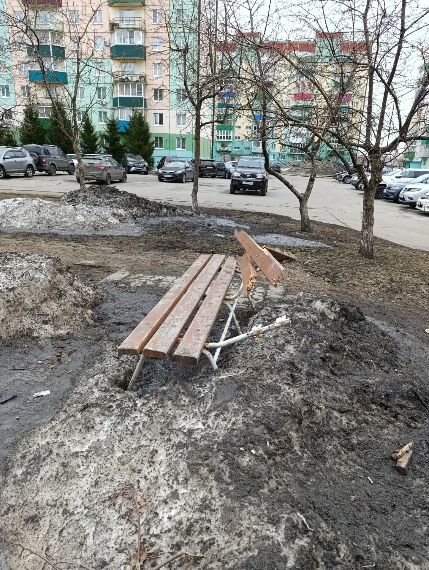 Прошу администрацию города обратить внимание на детские площадки!!! Большинство площадок поломаны, п