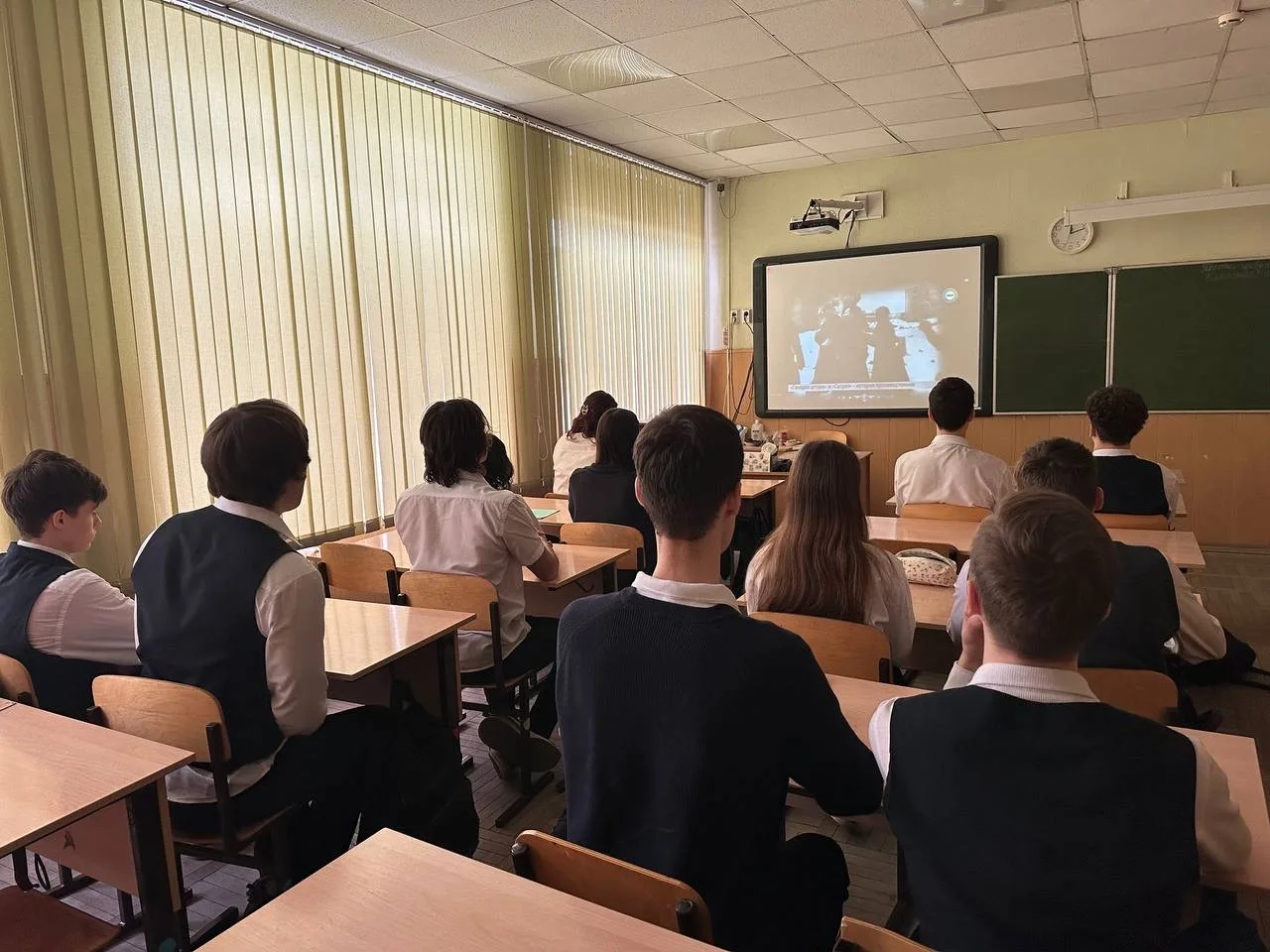 На прошлой неделе в гимназии прошли классные часы, уроки Мужества и киноуроки, посвященные 2 февраля