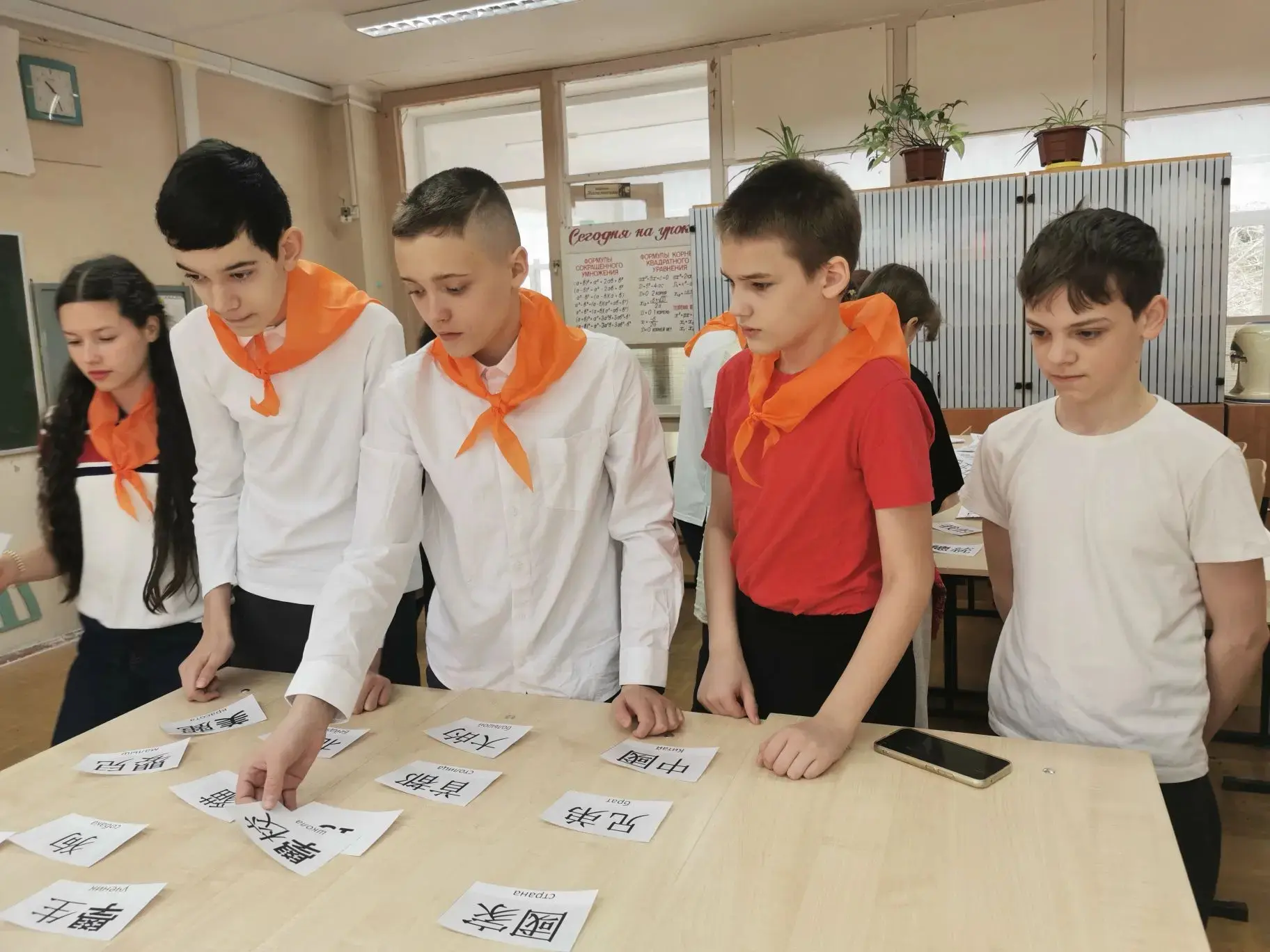 🎎Прямо сейчас!🎎  В школе проходит квест для 6 классов "Код Китая"! Шестиклассники бьются за  звание 