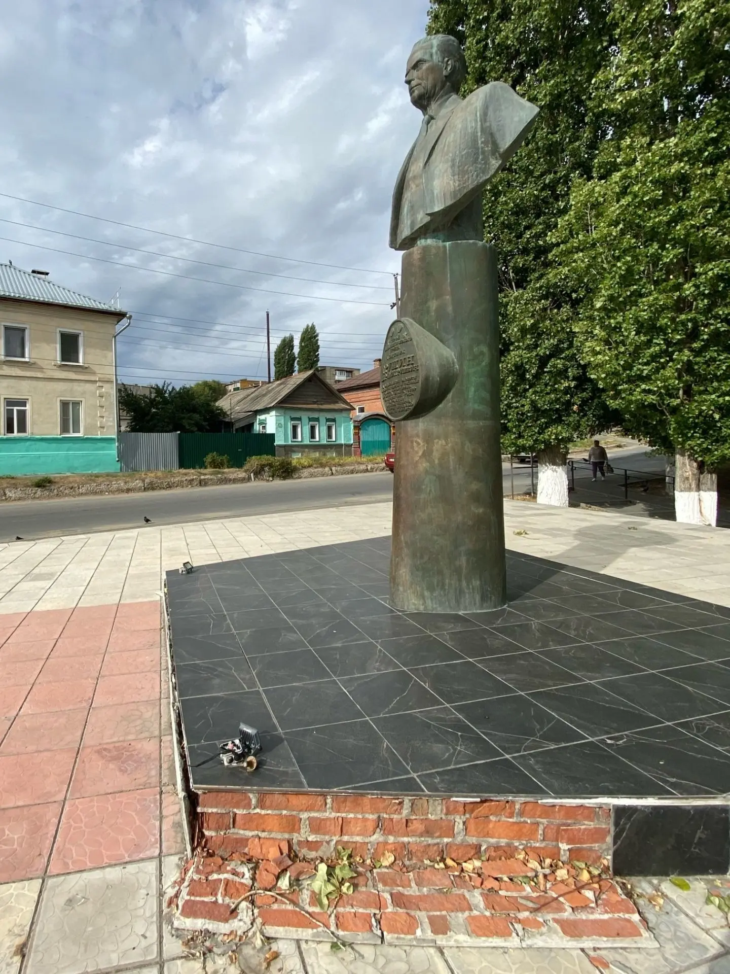 Так выглядит итог многомиллионного ремонта памятника ак. Грушина. Гранит заменили на бю...