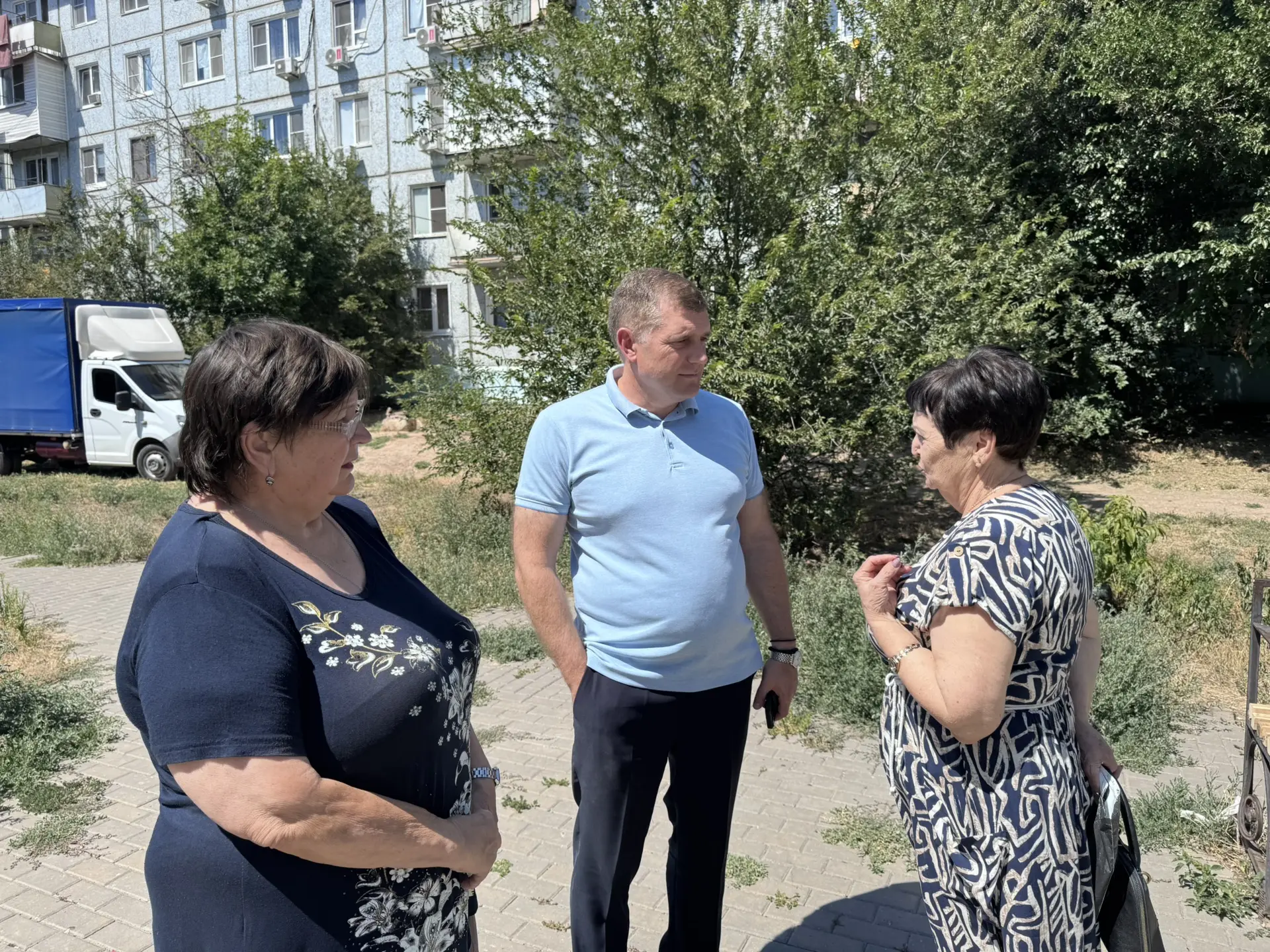 Во дворе дома по набережной Казачьего ерика, 151 привели в порядок лавочки: восстановил...
