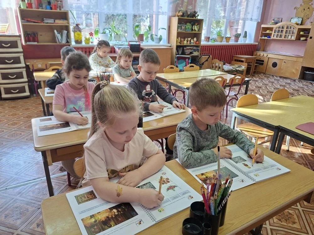 Дошкольное отделение: детский сад " Осинка", согласно программе "Родники добра", в старшей группе "М
