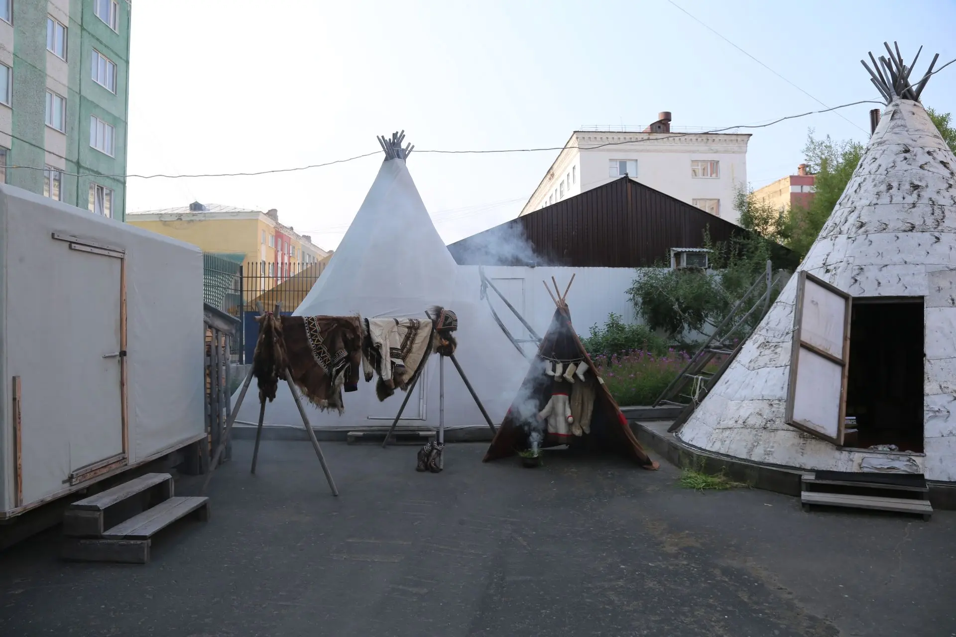 Жизнь этностойбища «Таймырская Ойкумена» даже в городских условиях максимально приближе...
