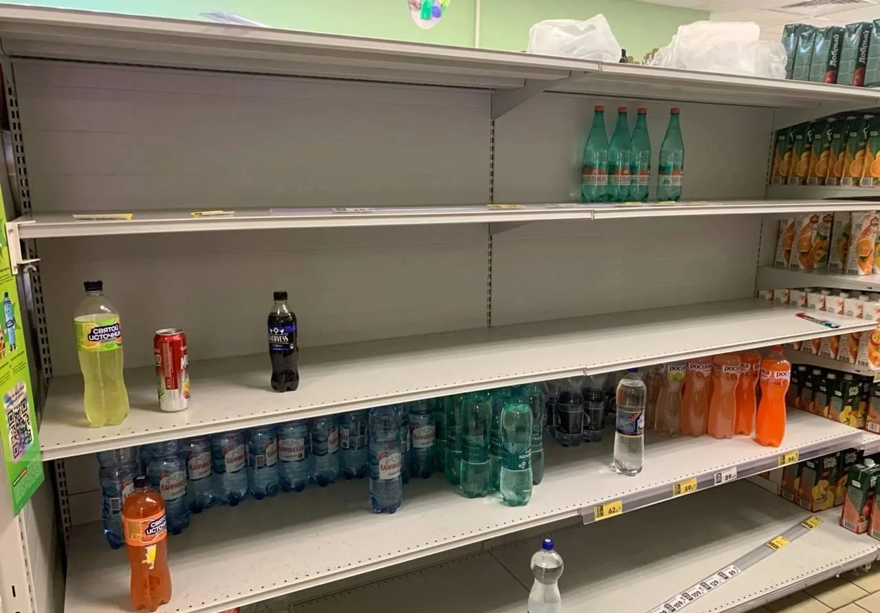 Челябинцы сметают бутилированную воду с полок. 😱

В густонаселённых районах её разбирают быстрее вс