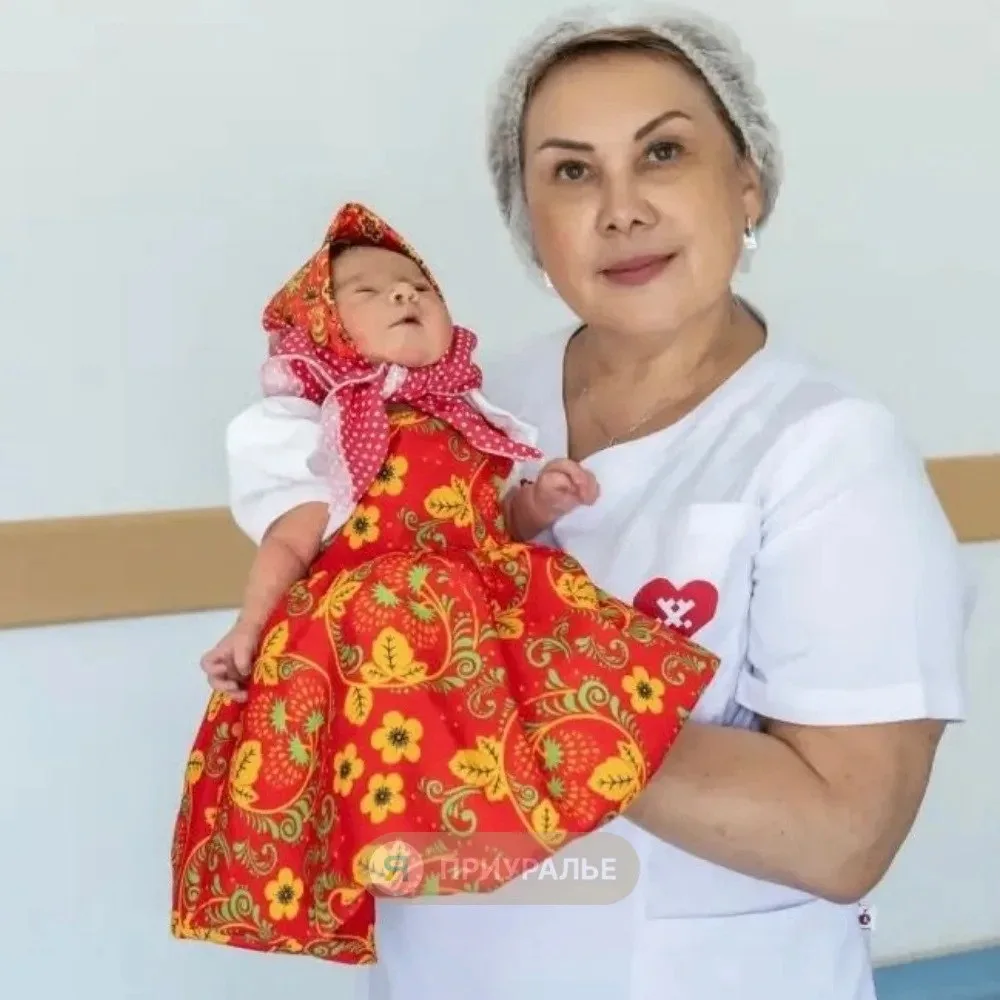 Малышей на Ямале выписывают из роддома в русских национальных костюмах
 
В перинатальном центре Нояб