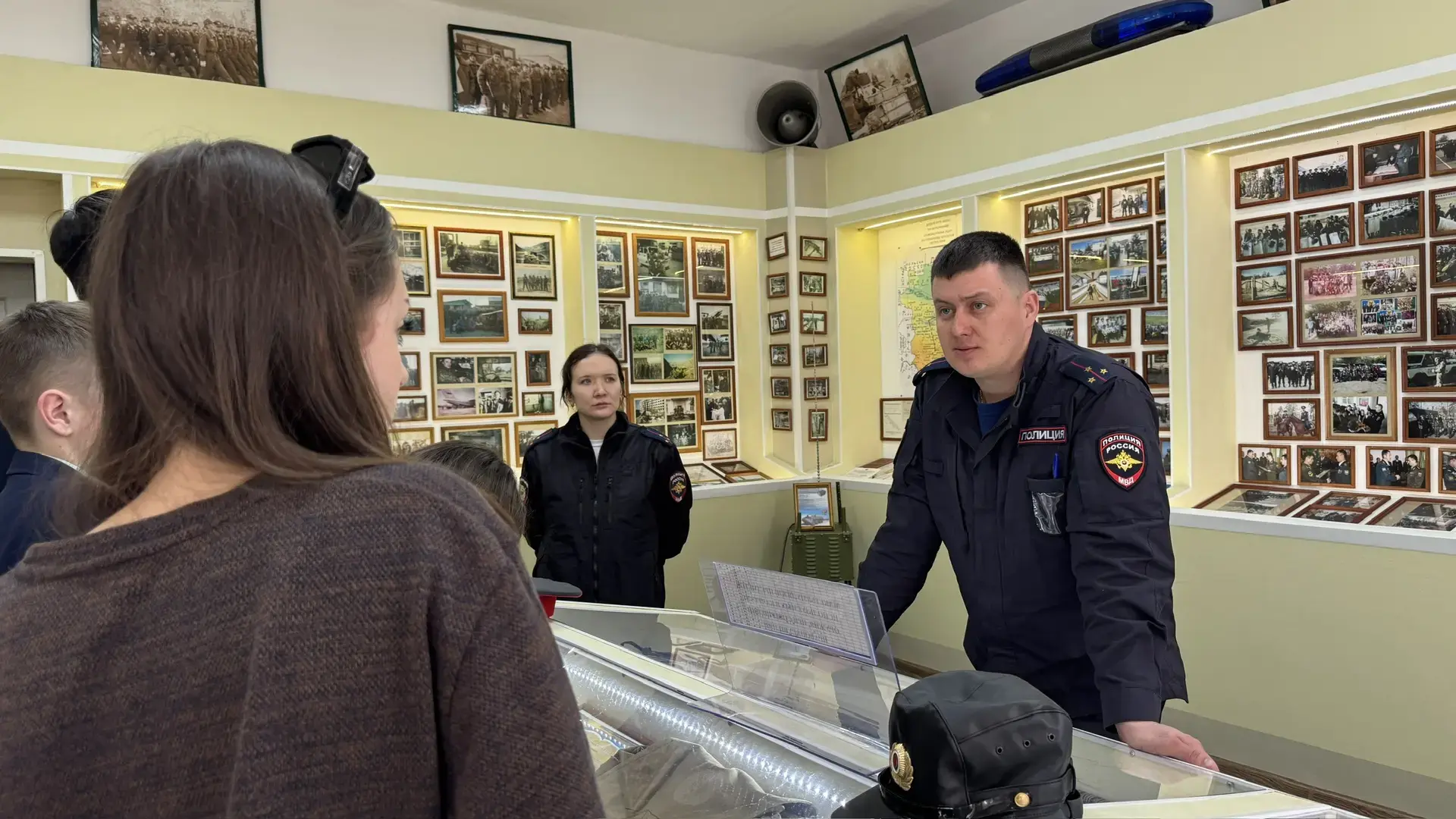 🚔 Знакомство с полицией: школьники Читы побывали на экскурсии в батальоне патрульно-по...