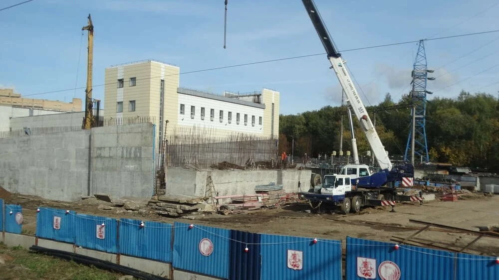 Смотрим за строительством путепровода на Приорова. Сейчас здесь делают подпорные стены,...