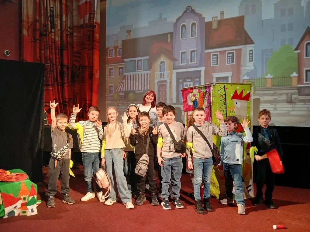 Театральный апрель 🎭  📣 Этот месяц у 2-В класса начался очень активно. Вместе с любимой учительницей