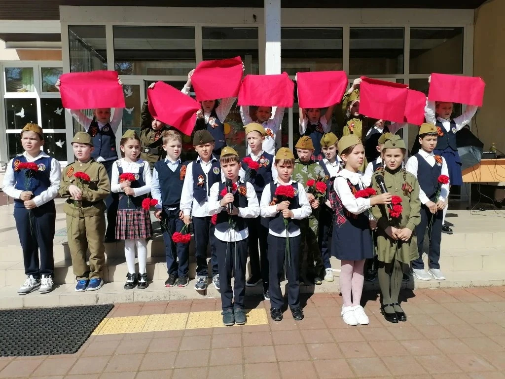 Накануне Дня Победы в школе прошла серия торжественных мероприятий. Эстафету памяти открыли самые юн
