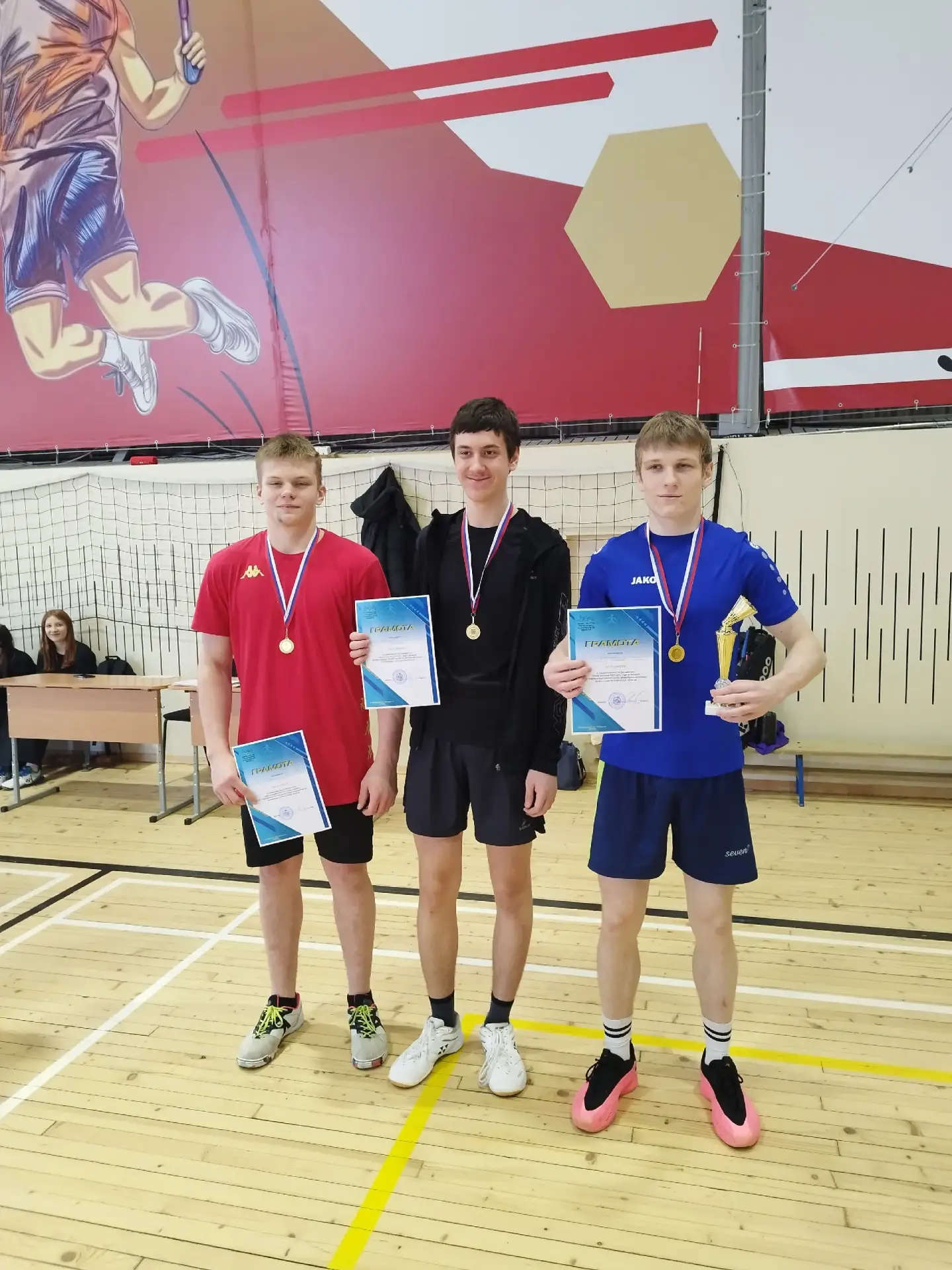 Наши - лучшие на пьедестале! 🏆🏸 Поздравляем с 1 местом в областных соревнованиях по бадминтону коман
