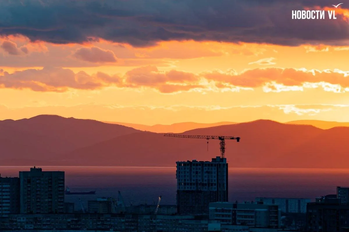 🌅Во Владивостоке после пасмурного дня небо озарилось сказочным золотым закатом  С самого утра во Вла