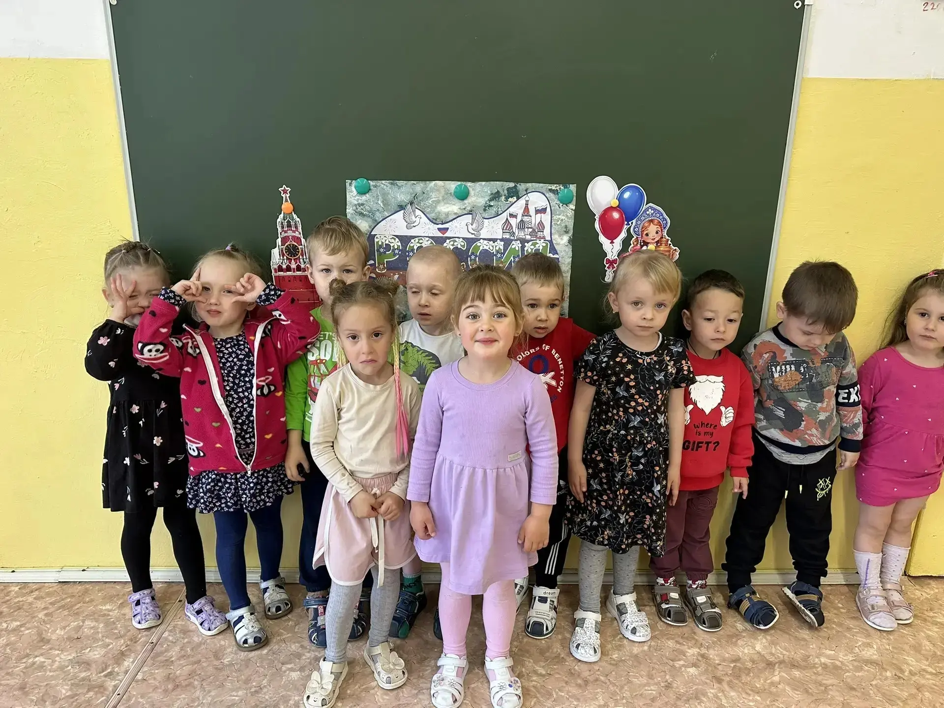 В младшей группе нашего детского сада прошёл за день, посвящённый Дню России 🇷🇺.
Для маленьких вос