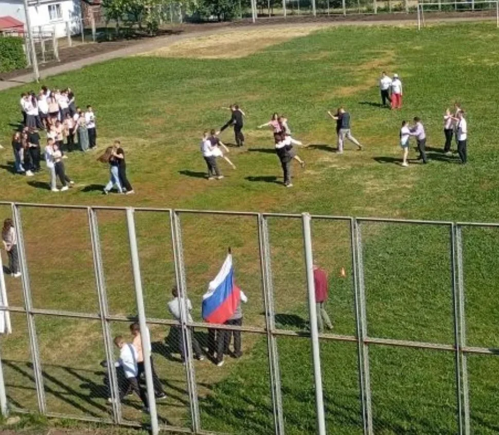 25 мая на территории школы прошла репетиция главного школьного  праздника весны- "Последний звонок 2
