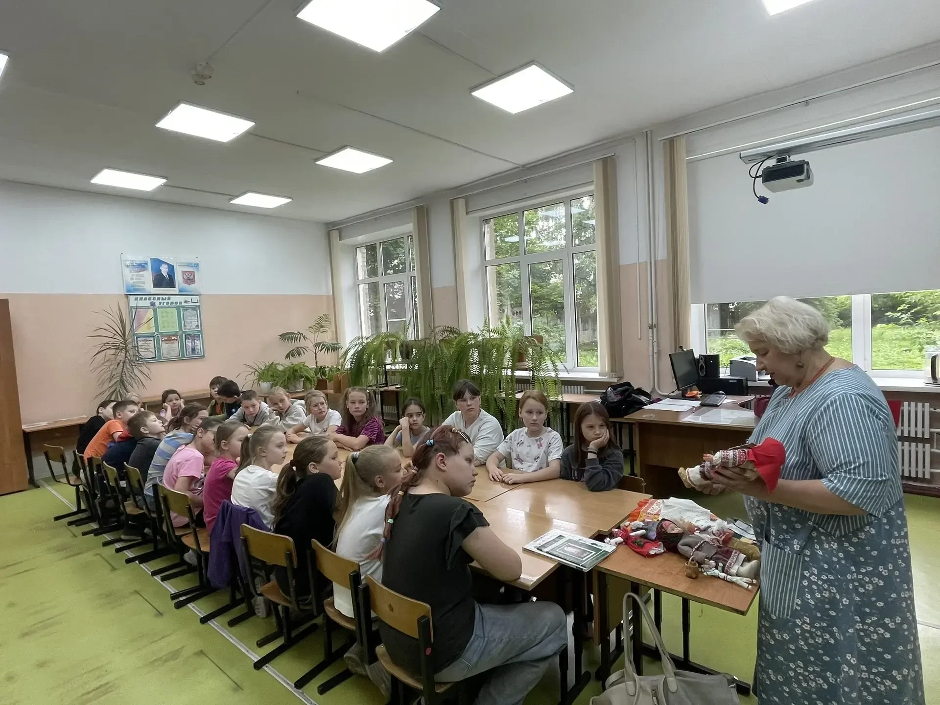 19 июня для детей летнего школьного лагеря прошел познавательный библиотечный урок, посвященный трад